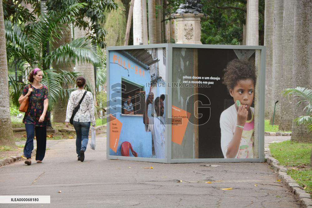 Japanese photographer assists children take pictures of daily life in slums