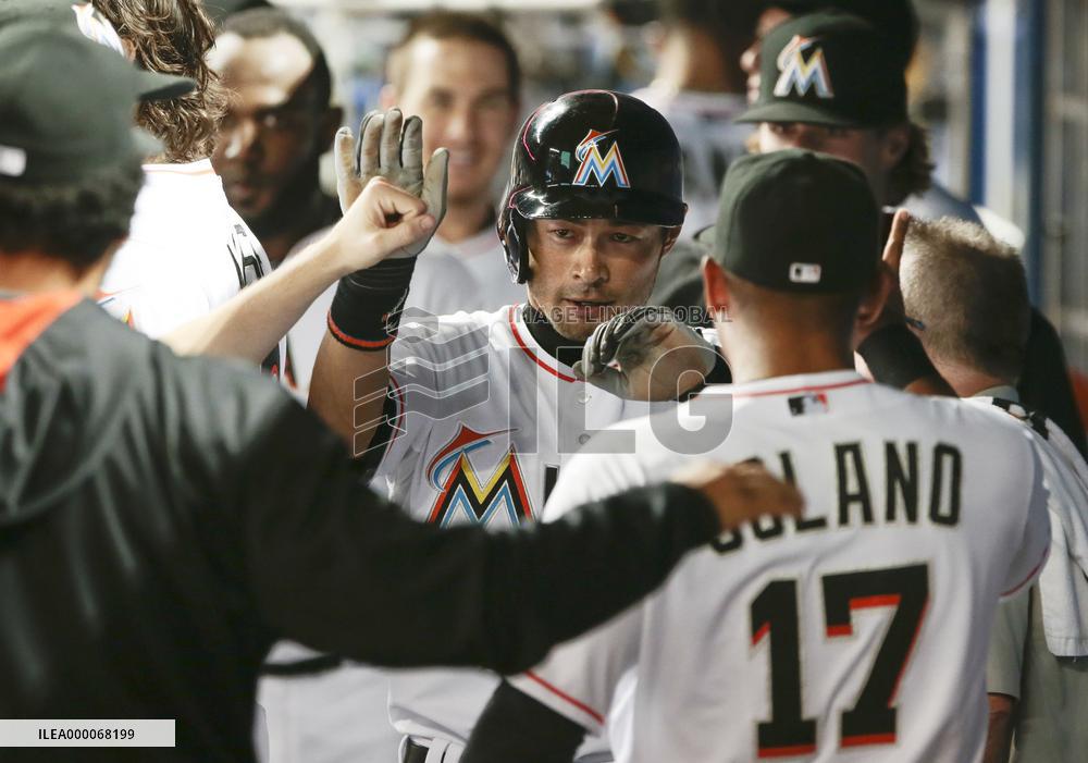 Suzuki ties Oh's record for runs scored