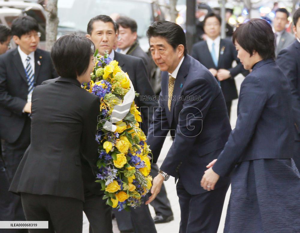 Japan PM Abe pays floral tribute to Boston Marathon victims