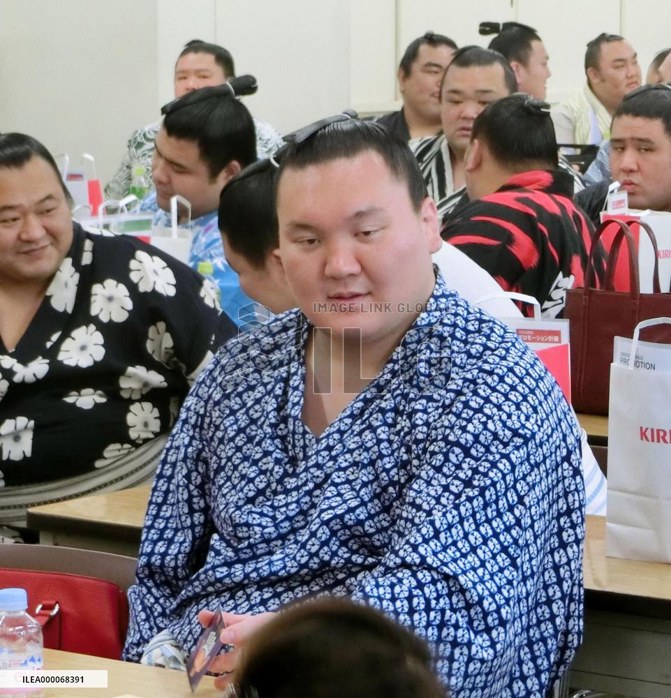 Hakuho attends sumo wrestlers' meeting