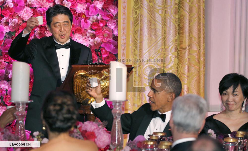 Obama hosts banquet for Abe