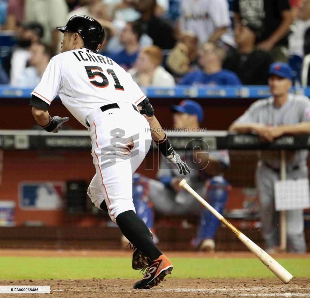 Ichiro hits 3-run homer