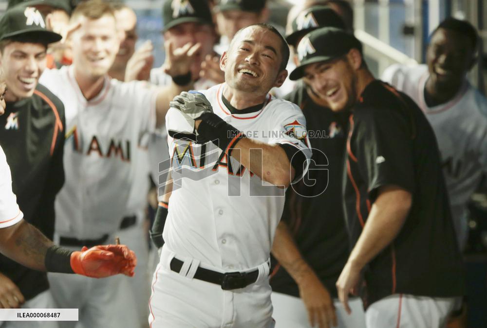 Ichiro hits 3-run homer