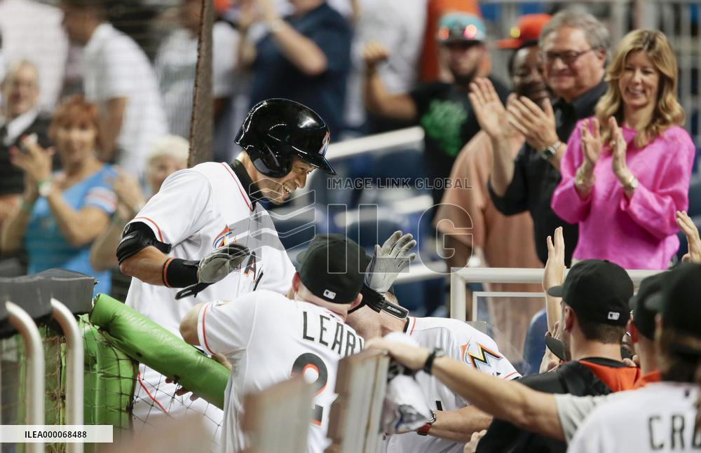 Ichiro hits 3-run homer