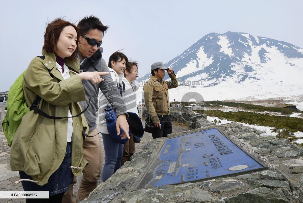Shiretoko road reopens after 6 months