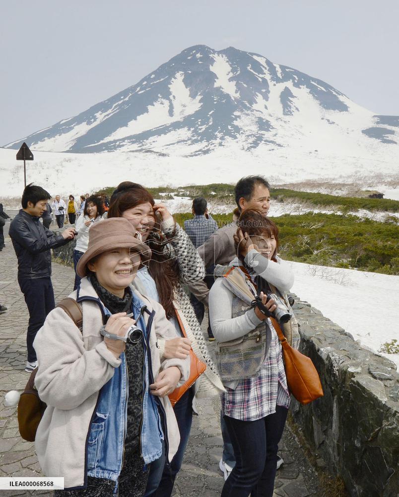 Shiretoko road reopens after 6 months