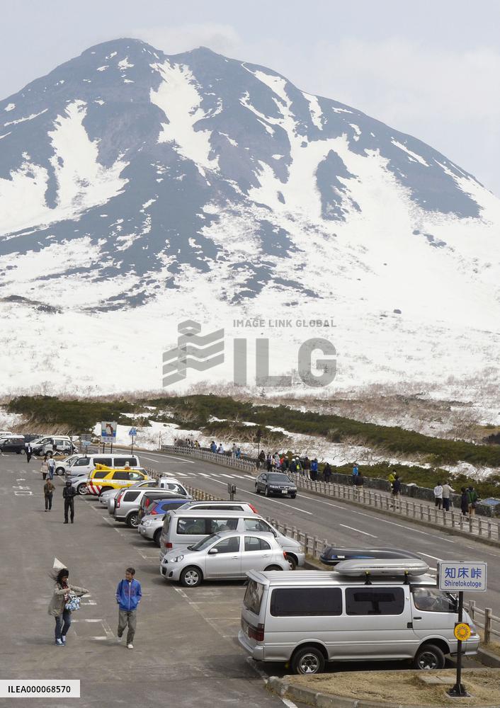 Shiretoko road reopens after 6 months