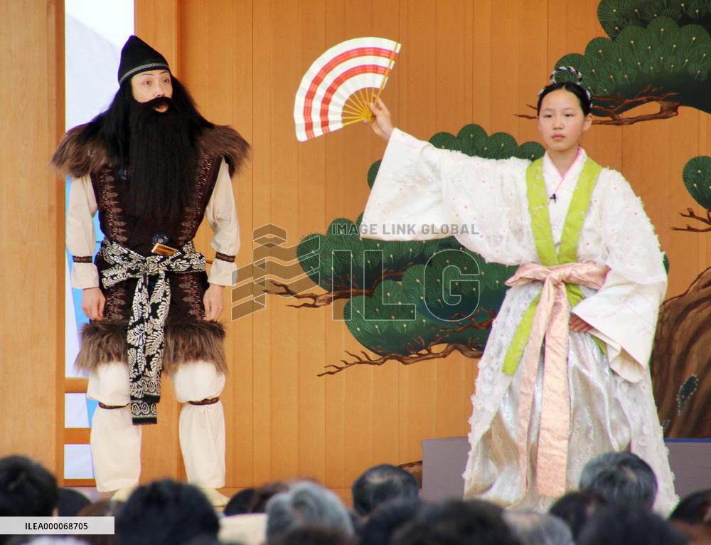 Kyogen actor Nomura Mansai performs new drama with children