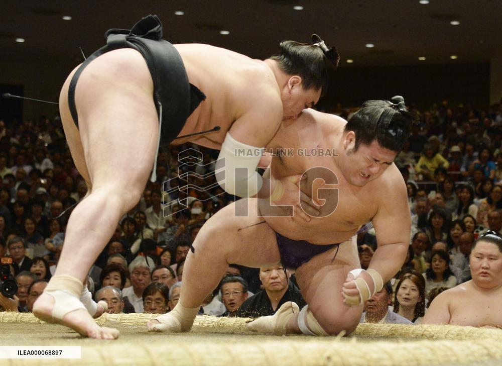 Harumafuji beats Tochiozan on 1st day of summer tourney