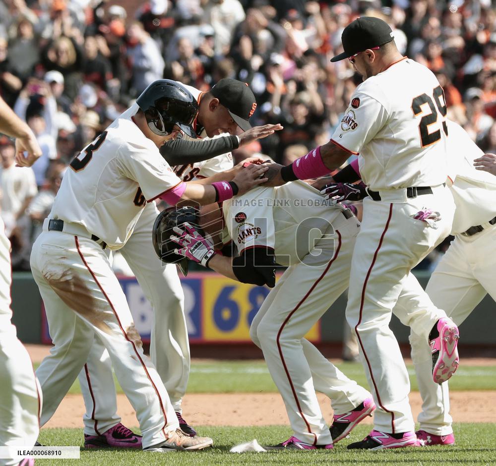 Giants walk off vs. Marlins on Mother's Day