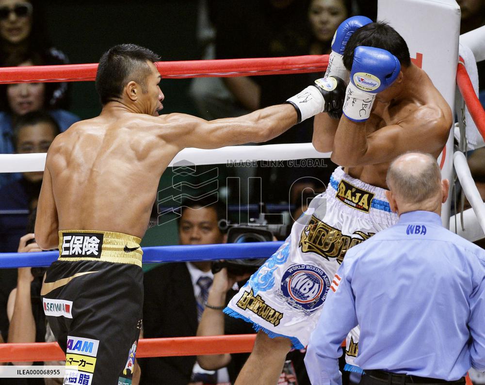 Japan's Uchiyama stops Thai, retains WBA super featherweight title