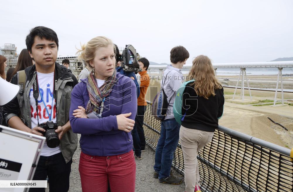 U.S. university students see reconstruction in tsunami-hit city