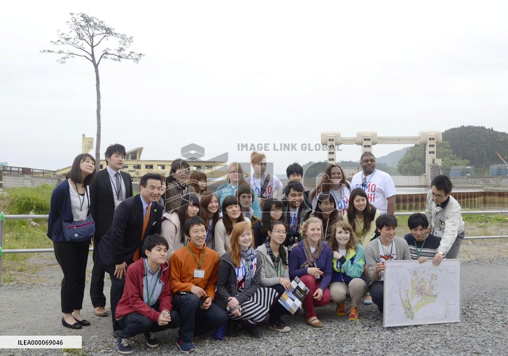 U.S. university students see reconstruction in tsunami-hit city