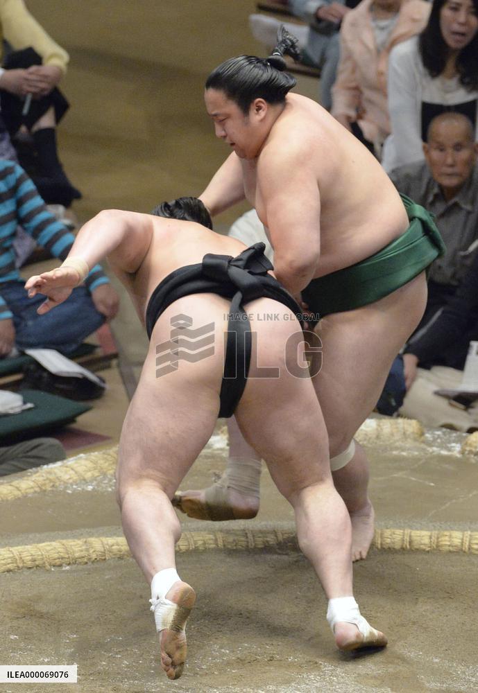 Harumafuji falls to 1st defeat at summer tournament