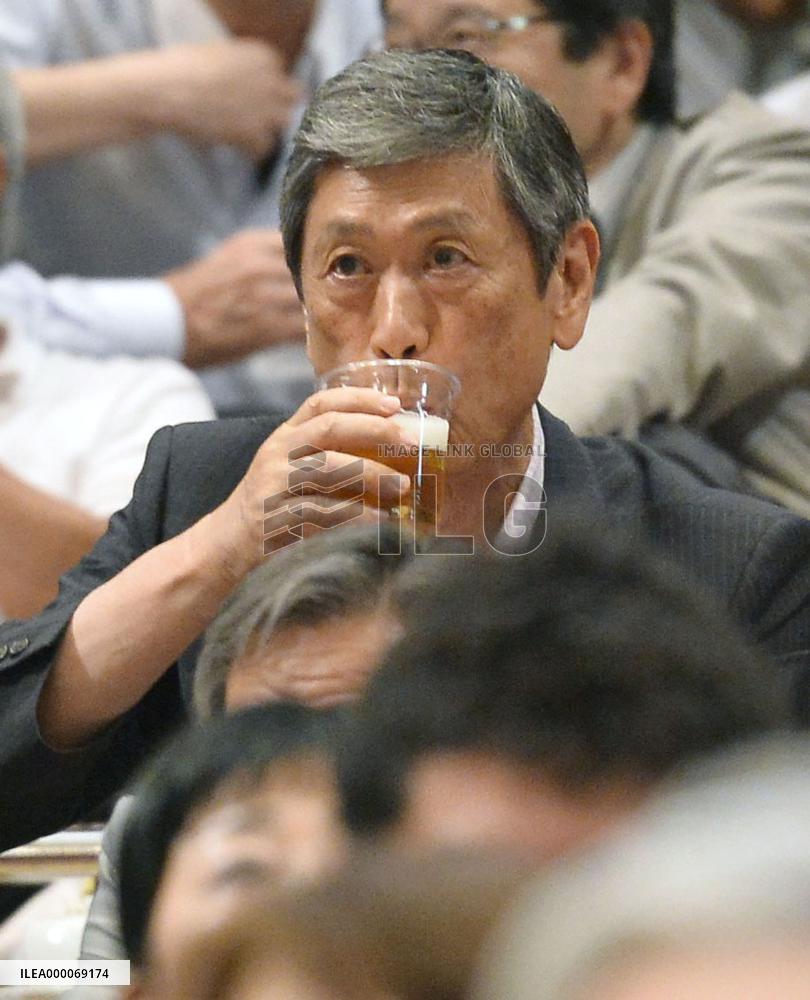 LDP's vice chief watches sumo bout
