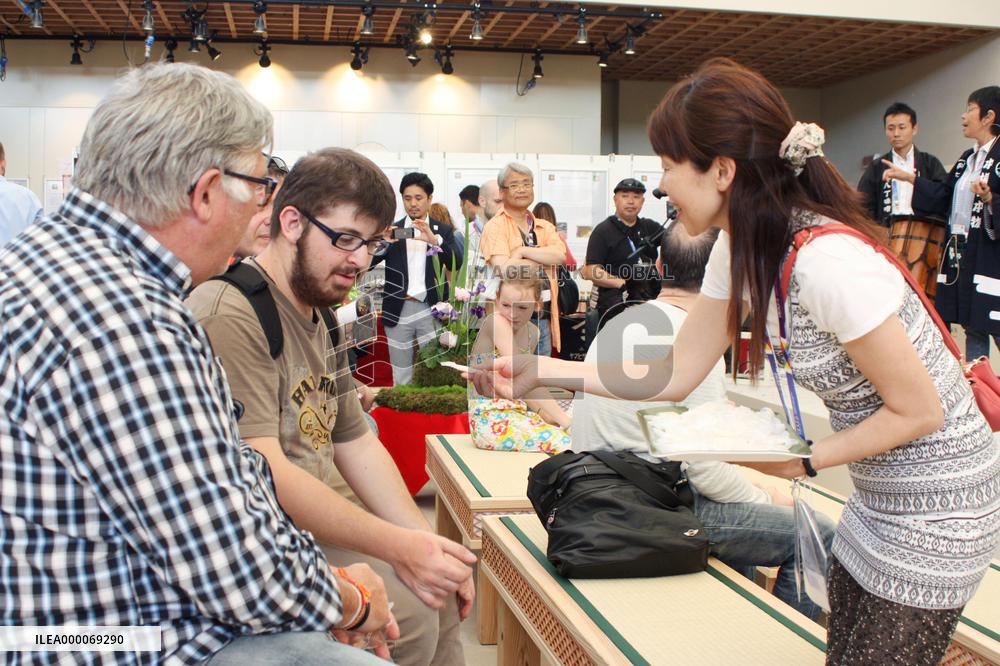 Japanese shiitake mushrooms introduced at world expo in Milan