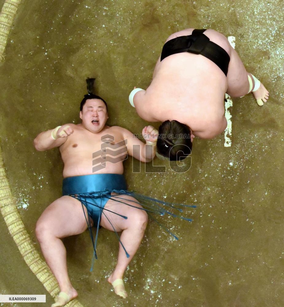 Terunofuji still tied for lead at summer sumo meet