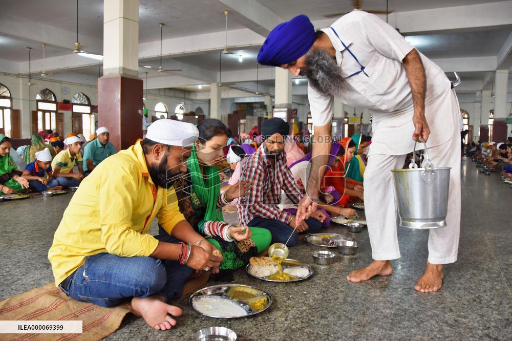 Sikhs served with free curry meals at India's Golden Temple