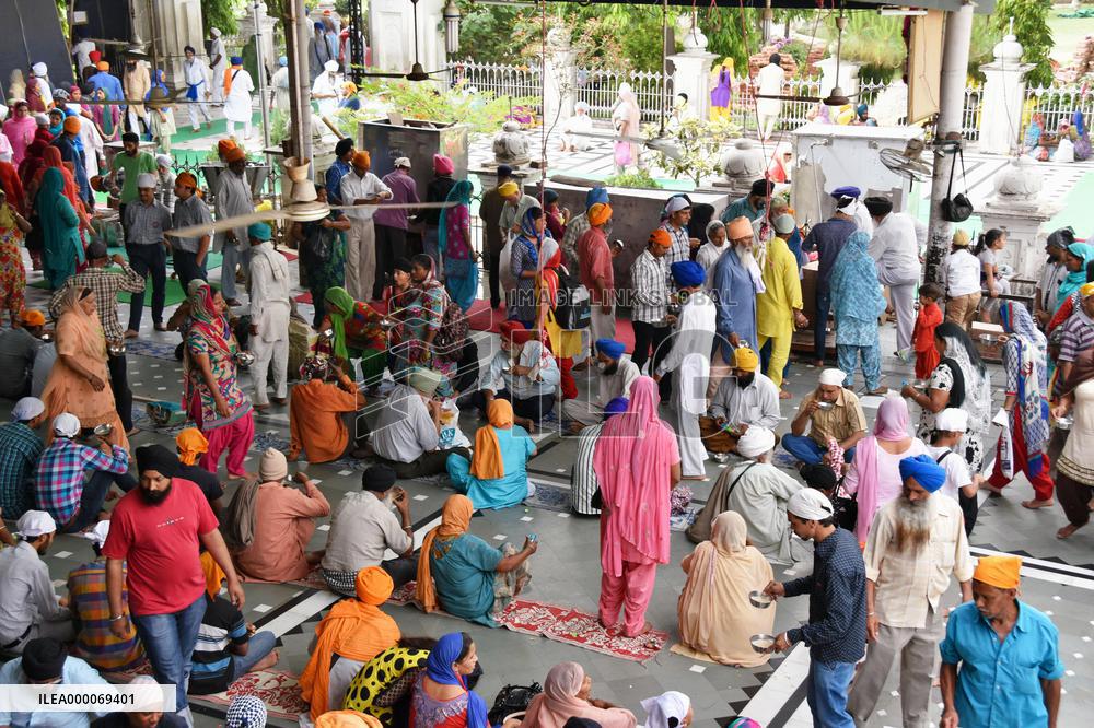 Crowded entrance to India's Golden Temple free kitchen