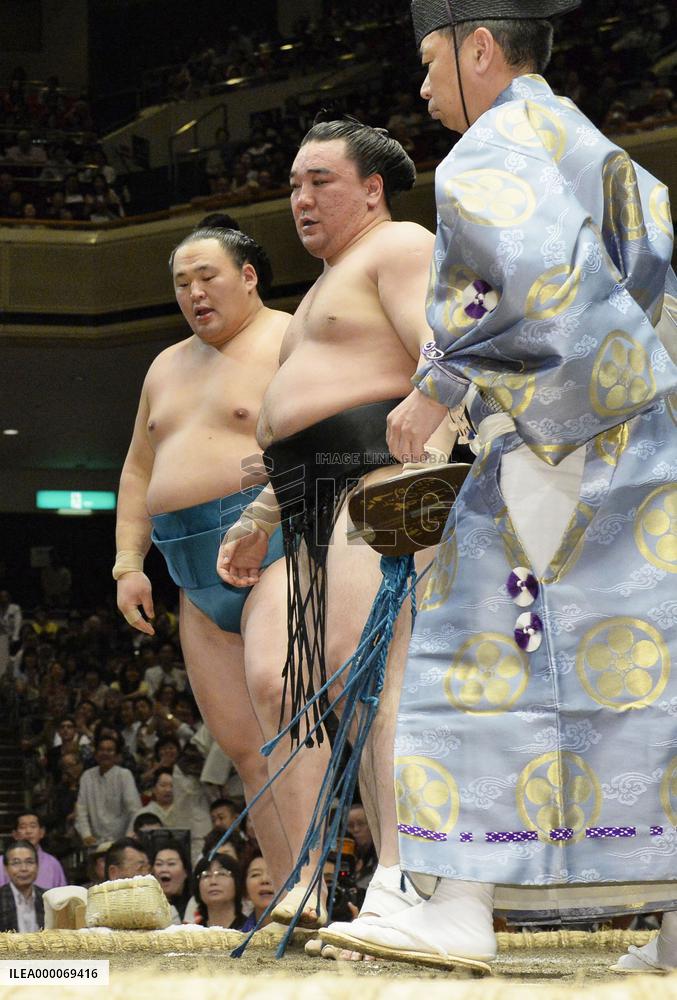 Three share lead after Haramafuji falls to 2nd loss