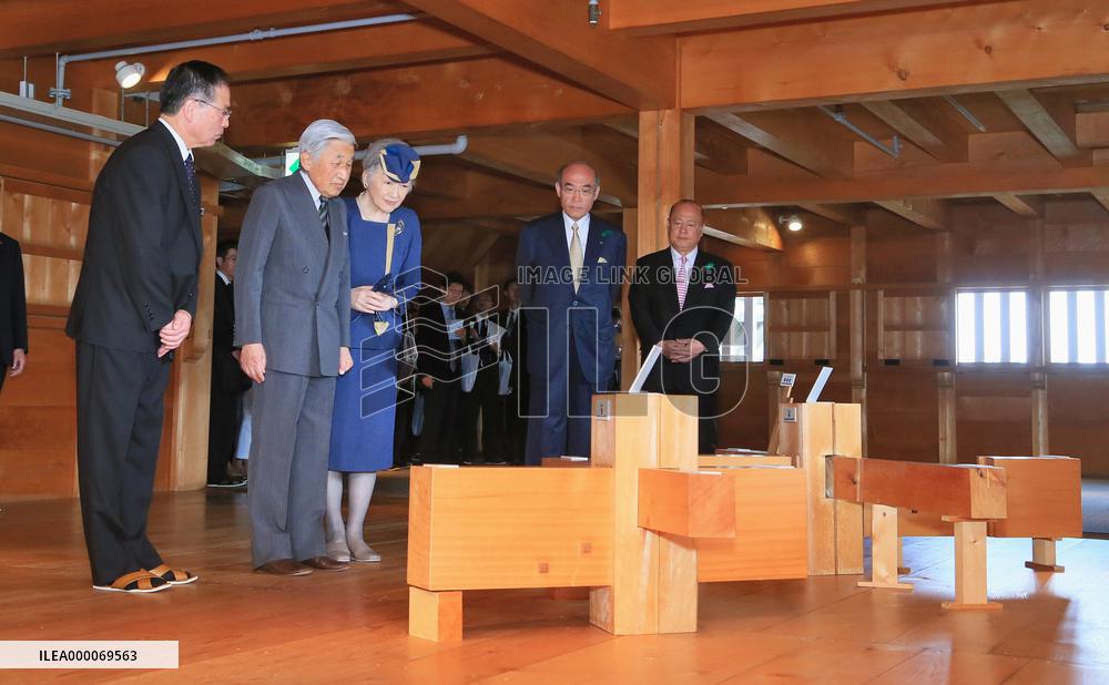Imperial couple visits house in Kanazawa Castle Park