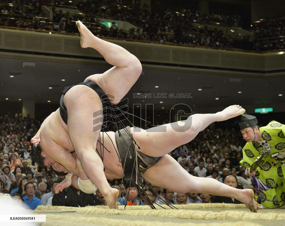 Hakuho suffers 2nd loss at summer sumo tournament