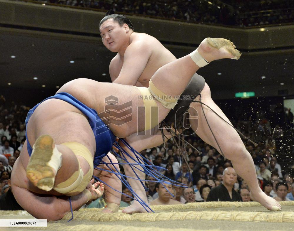 Hakuho seizes lead, closes in on 7th straight title
