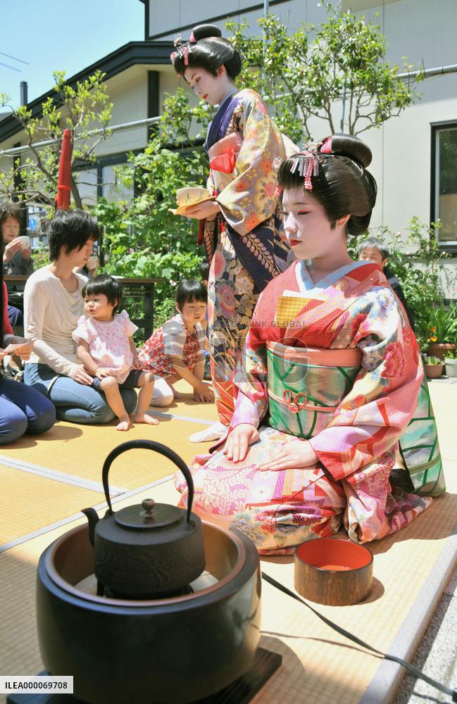 "Maiko" entertainment girls attend Nepal charity event