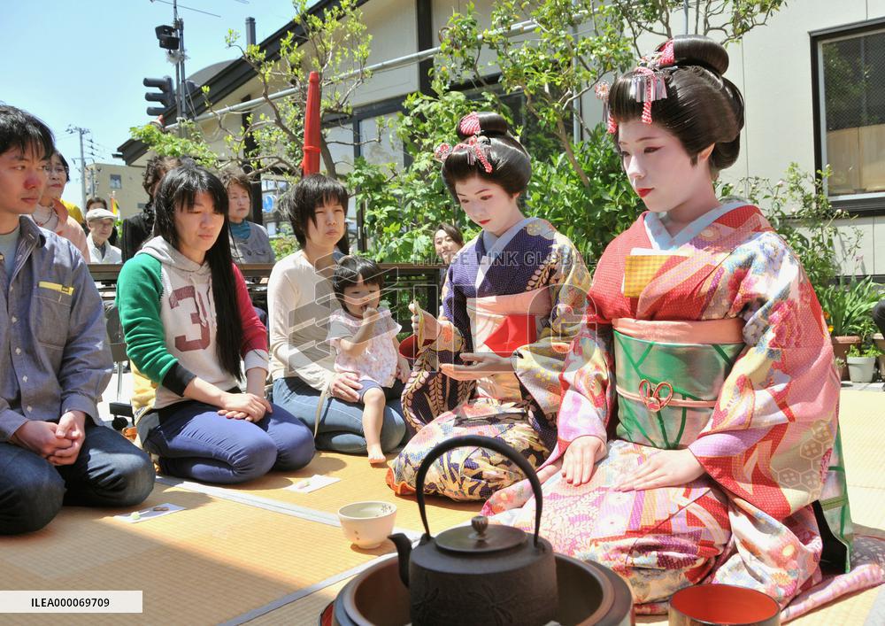 "Maiko" entertainment girls attend Nepal charity event