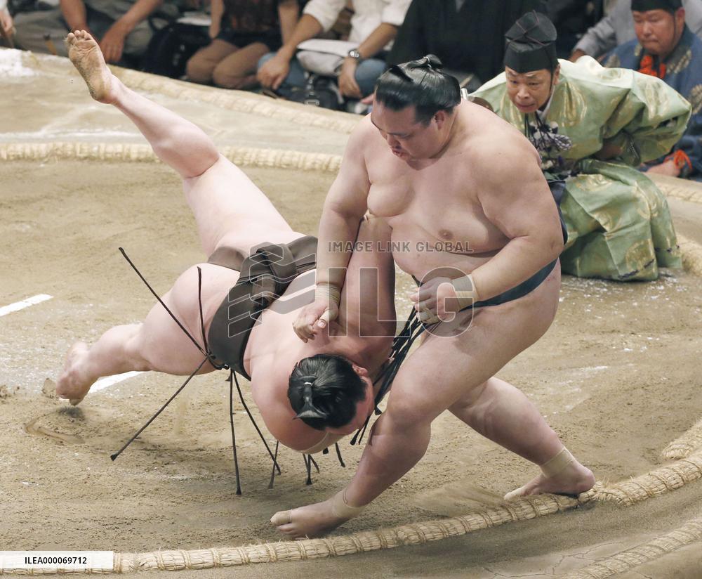 Kisenosato stuns Hakuho, sets up intriguing final day at summer meet