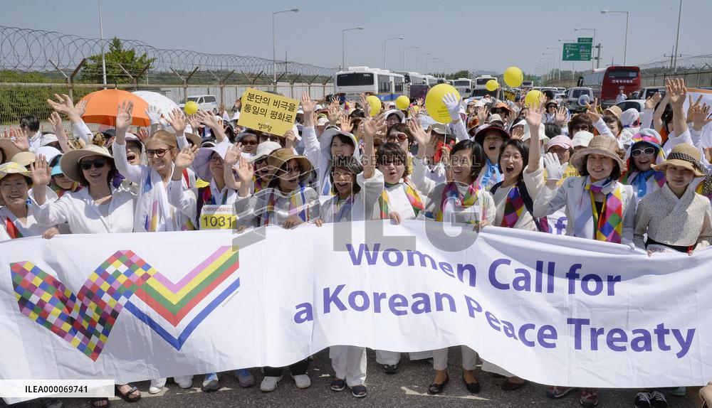 Female peace activists enter S. Korea from N. Korea through DMZ