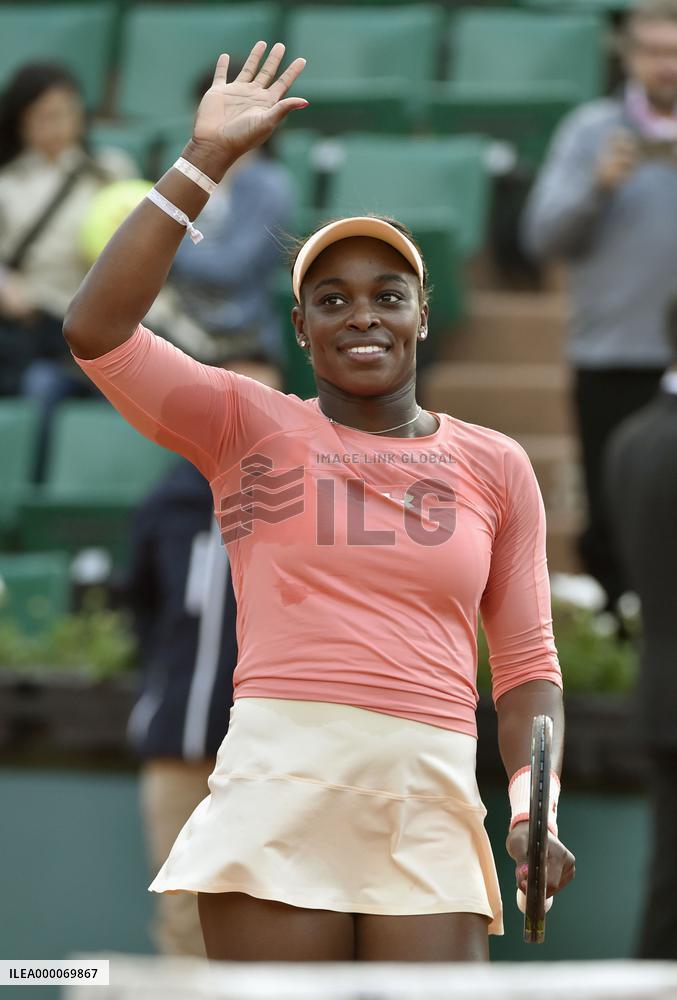 Stephens upsets V. Williams at French Open