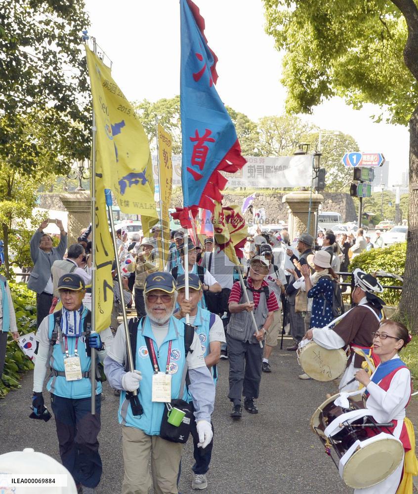 Participants in Japan-S. Korea friendship walk arrive at Tokyo park