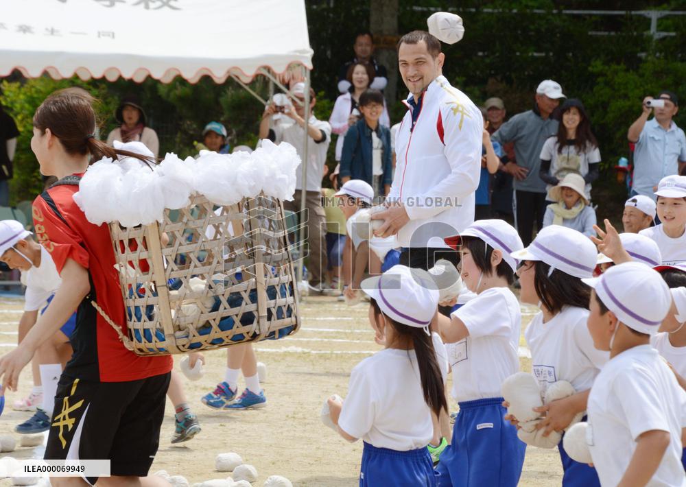Murofushi, young athletes attend school athletic meet in Fukushima