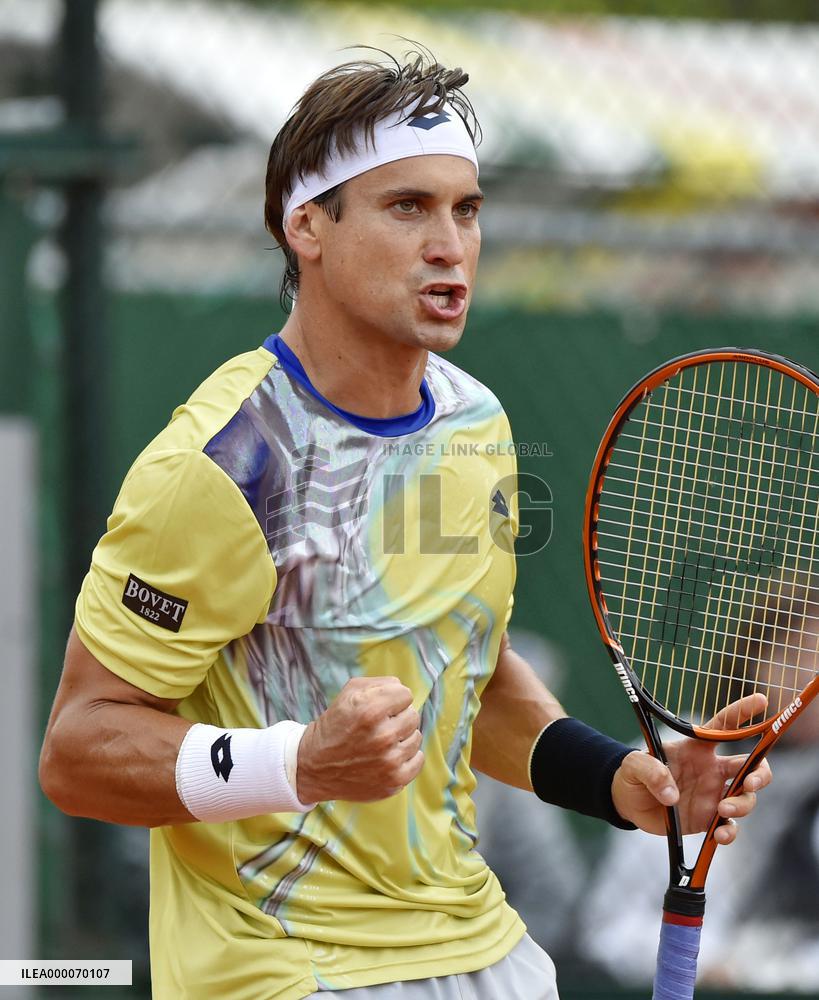 Ferrer reaches 3rd round at Roland Garros