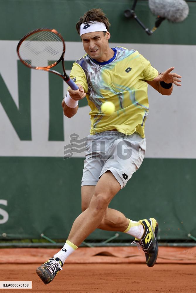 Ferrer reaches 3rd round at Roland Garros