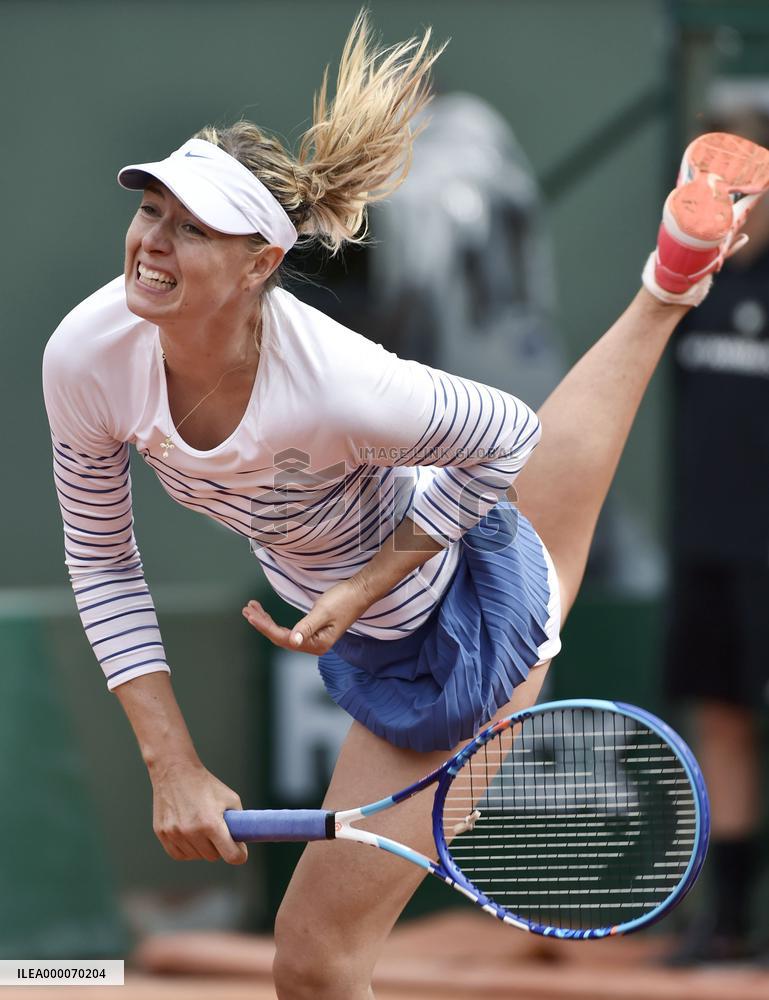Sharapova advances to French Open 4th round