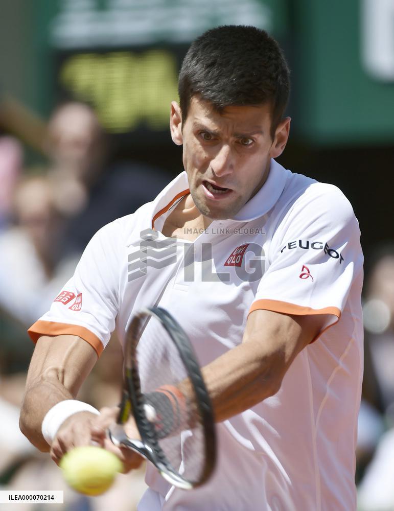 Djokovic advances to French Open 4th round