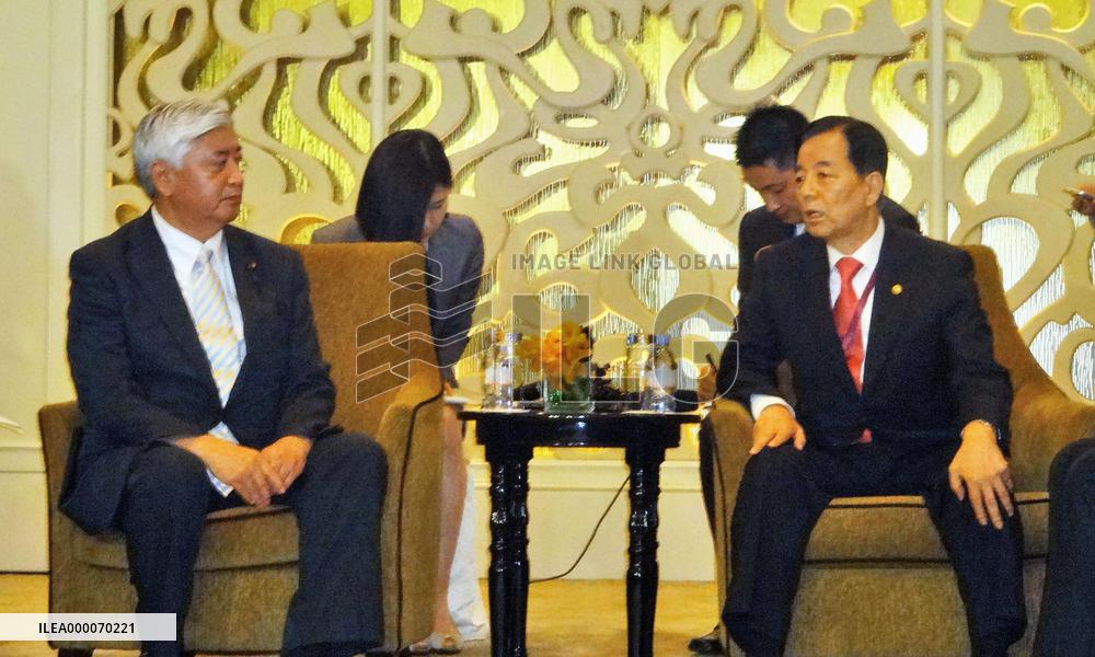 Japan, S. Korea defense chiefs hold 1st talks in 4 years