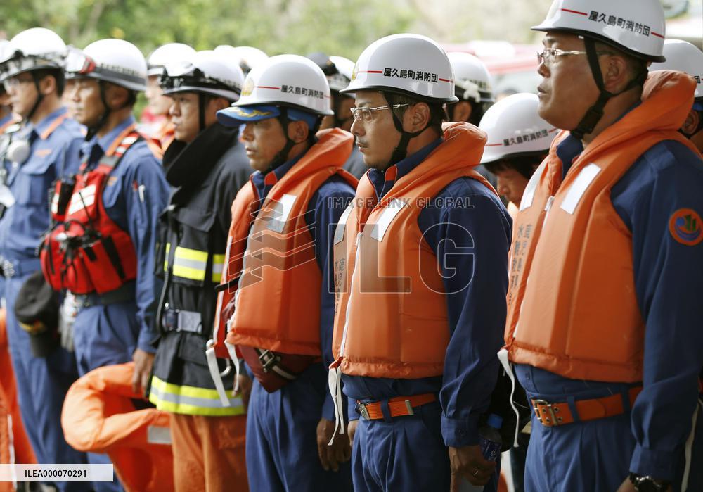 Volcano evacuees briefly return home