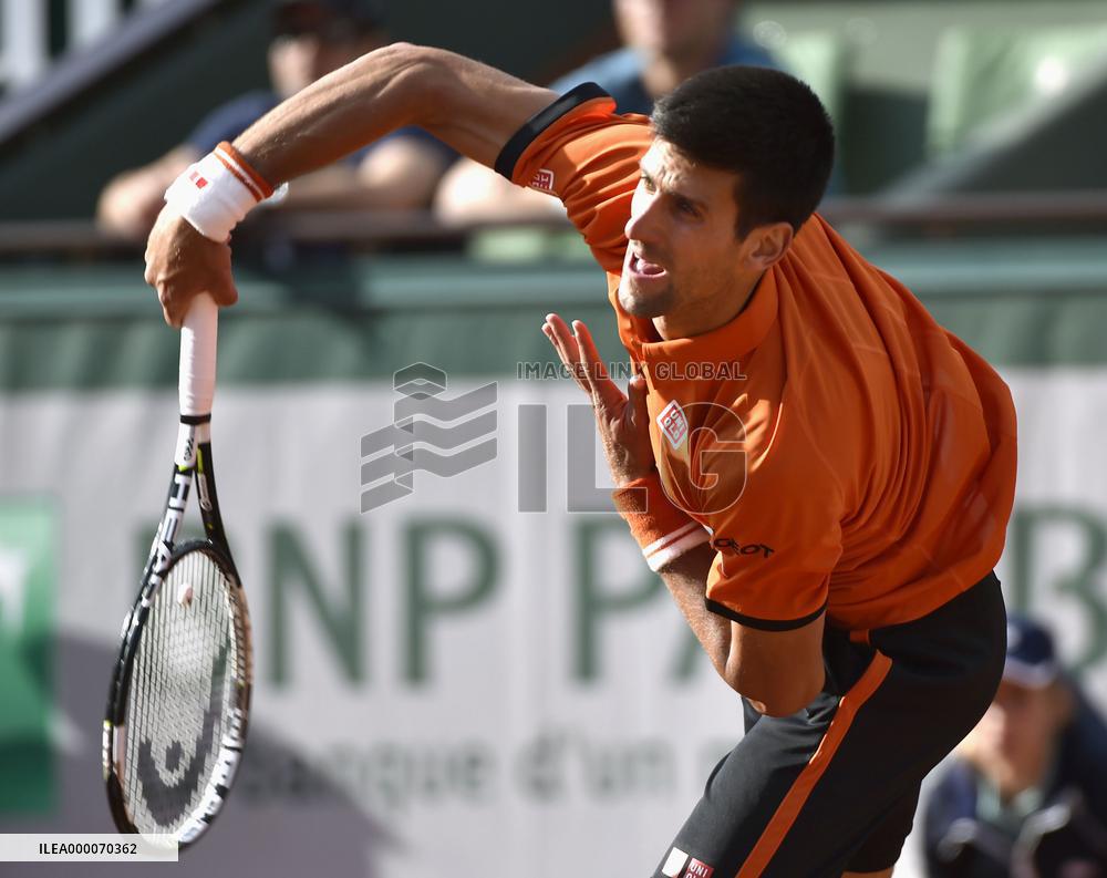 Djokovic cruises into French Open quarterfinals