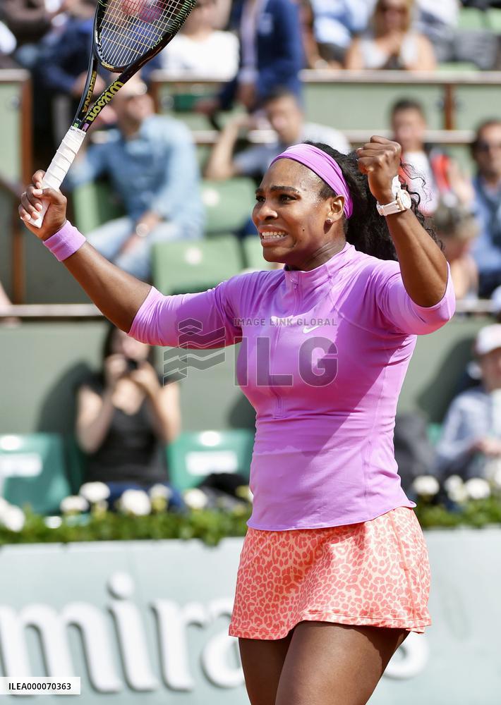 S. Williams survives another scare at French Open