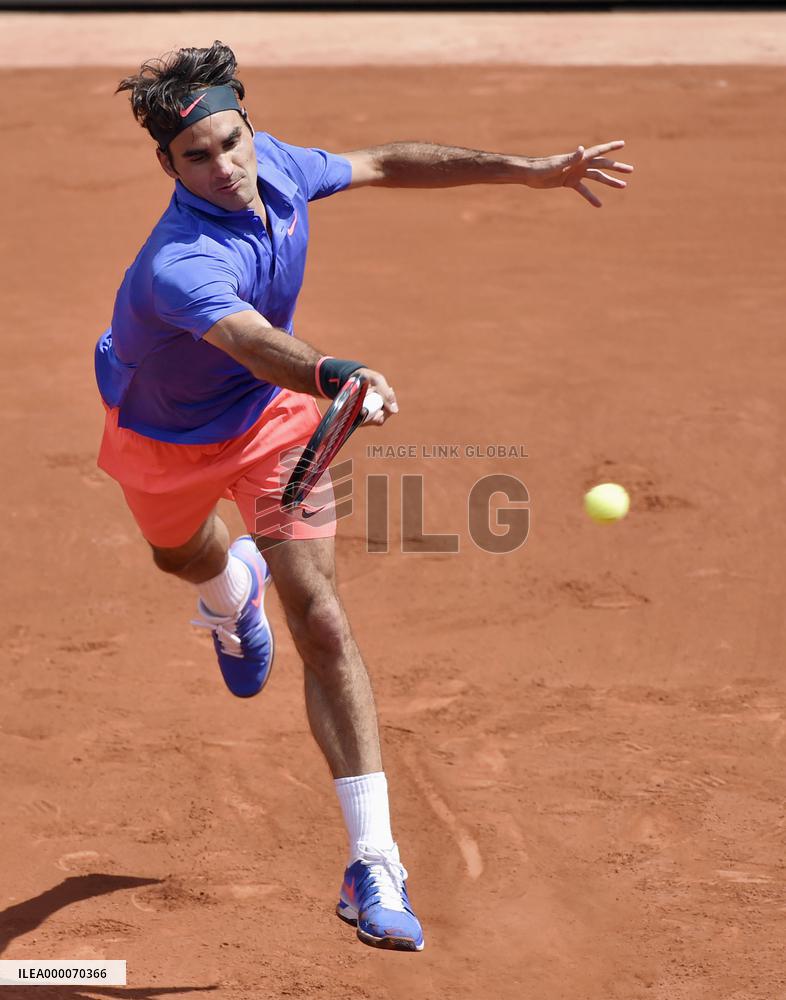 Federer moves into French Open q'finals