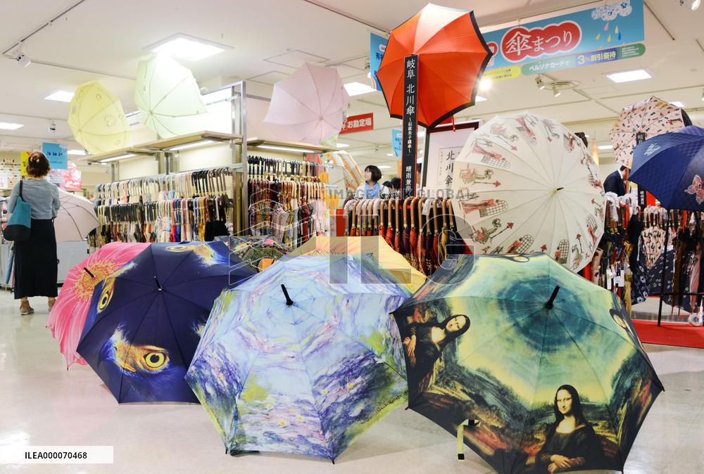 "Umbrella Festival" begins at store in western Japan