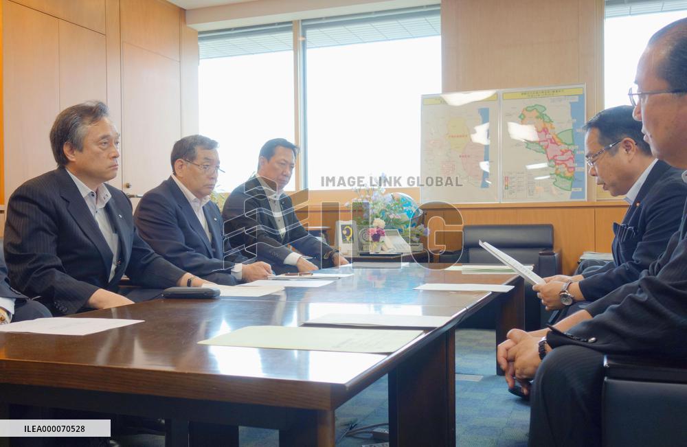 Fukushima mayors meet environment chief on storage of tainted waste