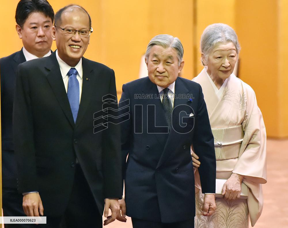 Japanese imperial couple bids farewell to Philippine Pres. Aquino