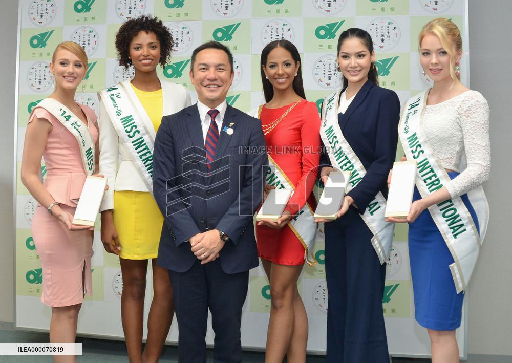 5 world beauty queens pay courtesy call on Mie Gov. Suzuki
