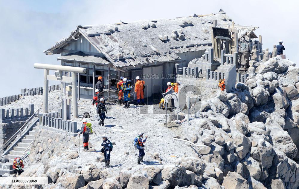 Exploration team starts probe on Mt. Ontake
