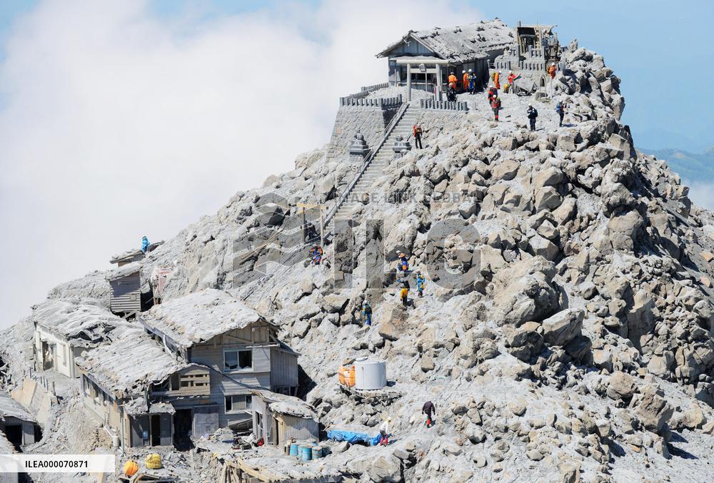 Exploration team starts probe on Mt. Ontake