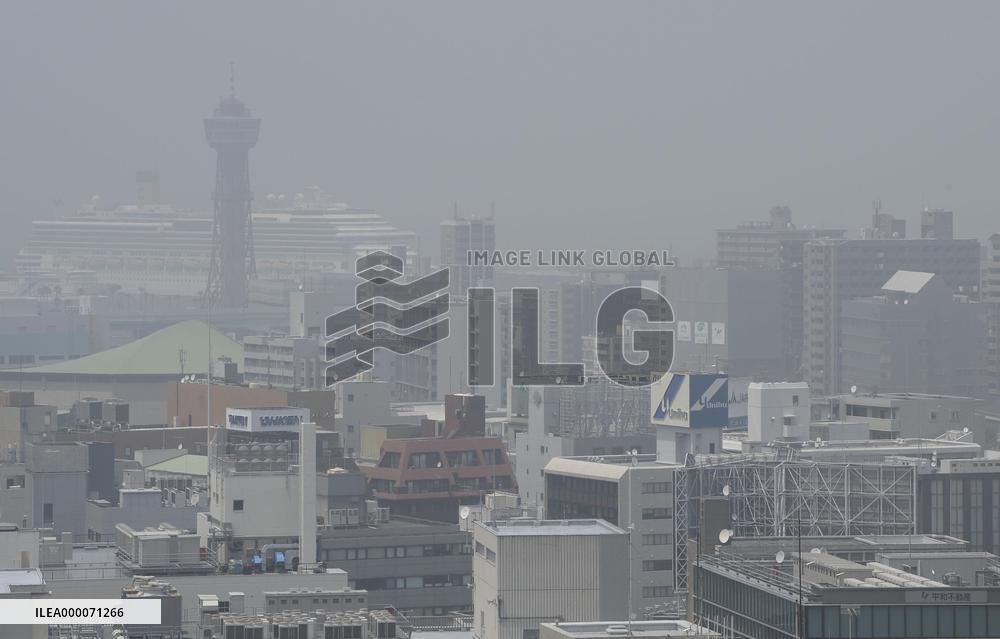 Yellow sand blankets Fukuoka